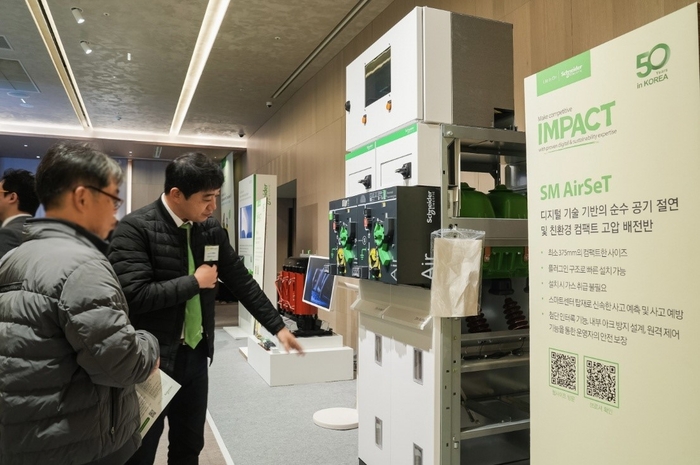 관람객들이 슈나이더 일렉트릭의 데모 전시존을 구경하고 있다.