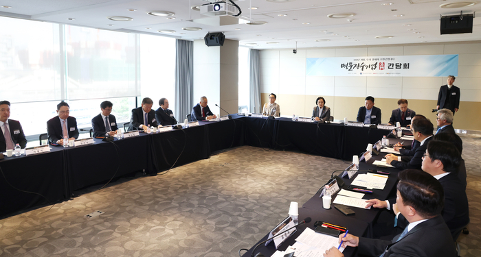 '2025년 명문장수기업 수여식'에 앞서 한성숙 장관과 명문 장수기업 관계자들이 간담회를 개최하고 있다.