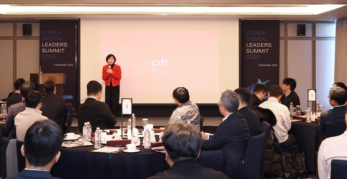 한국씨티은행은 지난 3일 서울 강남구에 위치한 조선 팰리스 호텔에서 국내 주요 디지털.테크 기업 경영진을 초청해 '코리아 디지털 리더스 서밋 2025'를 개최했다고 밝혔다. 이날 행사장에서 유명순 은행장이 환영사를 하고 있다. 사진제공=씨티은행