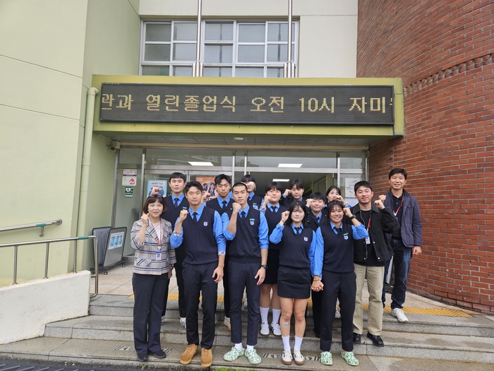 성일정보고 재학생과 교원들이 함께 단체 촬영을 하고 있다. (사진=성일정보고)