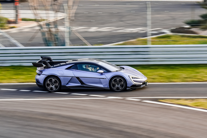 [신차 드라이브] 무섭게 치고 달리는 BYD 'U9'…모래·물도 거침없는 'U8'