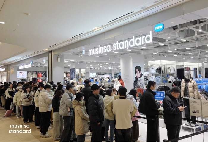 지난 11월 27일 고객들이 무신사 스탠다드 스타필드 고양점에 입장을 기다리고 있다.