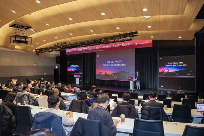 은석현 LG전자 VS사업본부장 부사장이 SDV 오픈소스 생태계 구축을 위한 글로벌 개발자대회 '이클립스 SDV 커뮤니티 밋업'에서 환영사를 하고 있다.