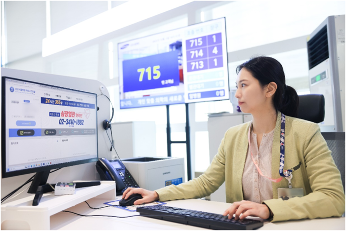 삼성서울병원이 미국 보건의료정보관리시스템협회(HIMSS) 주관 '의료 서비스 연속성 성숙도 모델' 평가에서 세계 최초로 6단계 인증을 획득했다. 이번 인증 과정에서 핵심 기능으로 꼽힌 삼성서울병원 직원이 파트너즈 포털을 이용해 진료협력 업무를 수행하는 모습.(사진=삼성서울병원)