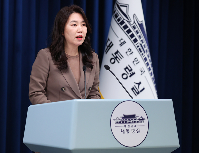 브리핑하는 강유정 대변인
     (서울=연합뉴스) 김도훈 기자 = 강유정 대변인이 4일 용산 대통령실에서 이날 열린 수석보좌관회의 관련 브리핑을 하고 있다. 2025.12.4
     superdoo82@yna.co.kr
 (끝)