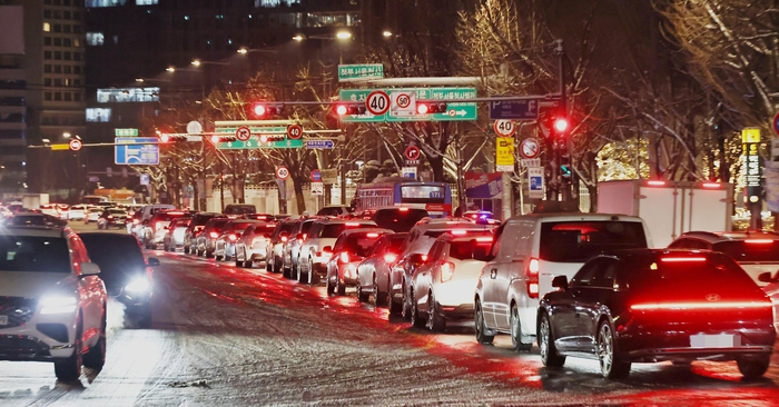 올겨울 많은 양의 첫눈이 내린 4일 23시께 서울 종로구 경복궁역 인근에서 시내로 향하는 차량이 눈길에 정체를 빚고 있다. 연합뉴스