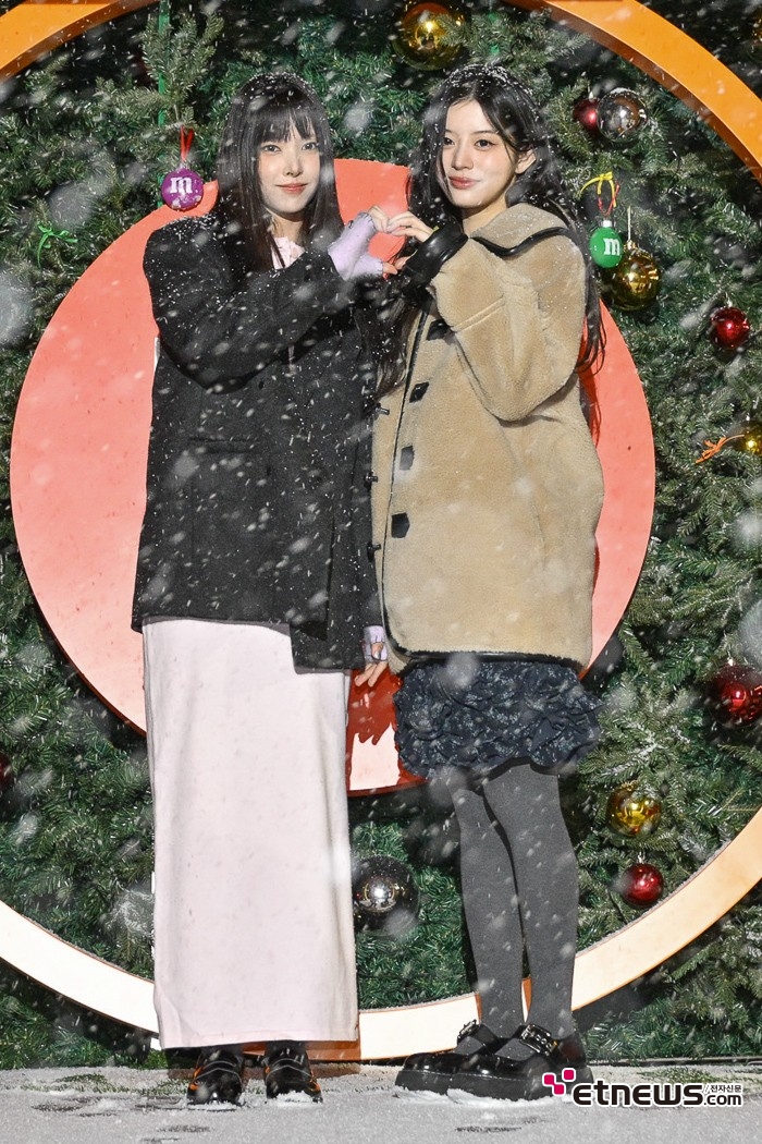 [ET포토] 아일릿 윤아-민주, '인형 둘이 함께~'