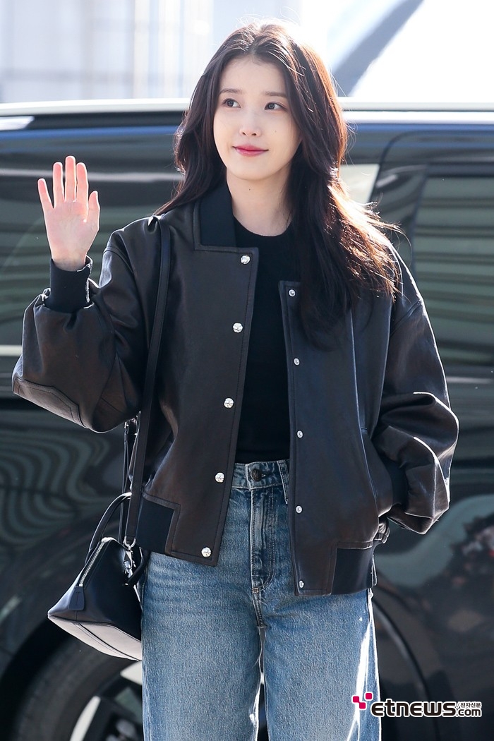 [ET포토] 아이유, '날씨만큼 환한 얼굴'