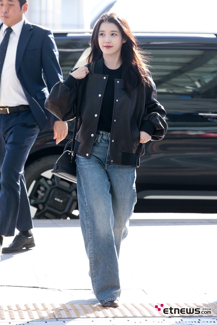 [ET포토] 아이유, '레더재킷에 청바지'