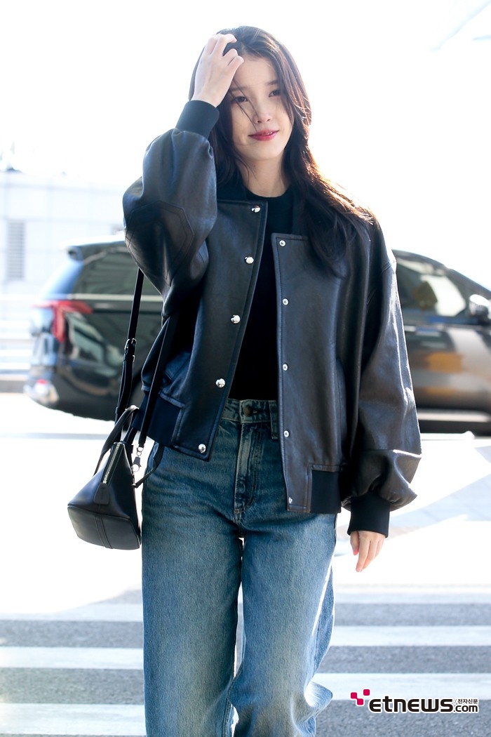 [ET포토] 아이유, '바람의 심술~여유롭게 넘기며'