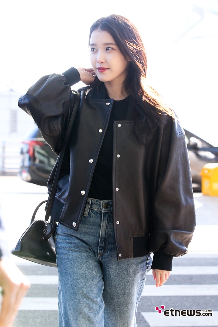 [ET포토] 아이유, '오후 햇살 흡수하며'