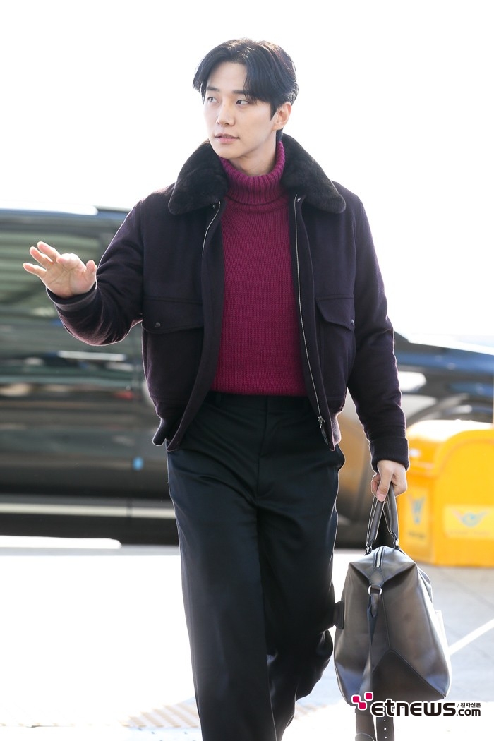 [ET포토] 이준호, '와인색에 네이비블루 조합'