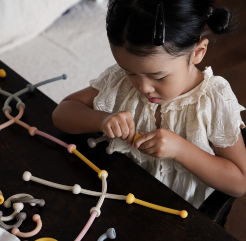 리틀숑의 영유아용 실리콘 블럭 교구를 활용해 놀이를 하고 있는 아이 모습.