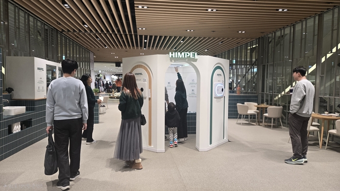 현대백화점 판교점 7층에 위치한 힘펠의 '숨쉬는 집' 팝업스토어