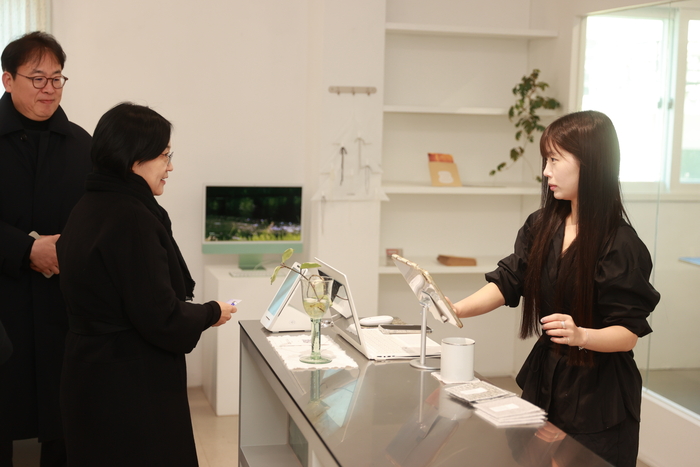 한성숙 중소벤처기업부 장관이 5일 대전 중구 은행동·대흥동 일대의 대전 중구 글로컬 상권을 방문해 현장을 둘러보고 있다.