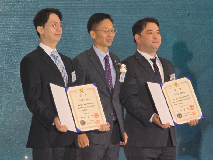 이정길 이노올쏘 대표(오른쪽)가 2025 대한민국 지식재산대전에서 국무총리상을 수상한 뒤 기념촬영을 했다.