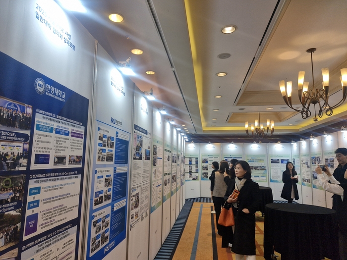 각 대학 관계자들이 26개 대학의 성과 사례 전시 부스를 관람하고 있다.(사진=권미현 기자)