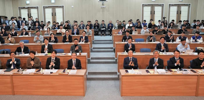 지난 10월 27일 대통령실, 기후에너지환경부, 기업, 대학 연구진 등이 한국에너지공과대학교에서 '차세대 전력망 혁신 및 인재 양성·창업 생태계 구축 기업간담회'를 진행했다.
