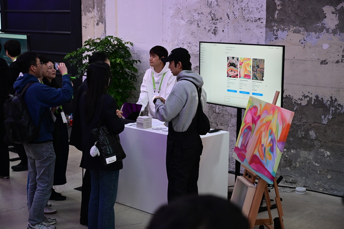 아르투의 '챗GPT를 위한 예술 AI 에이전트' 오픈AI 데브데이 데모 부스 현장 모습