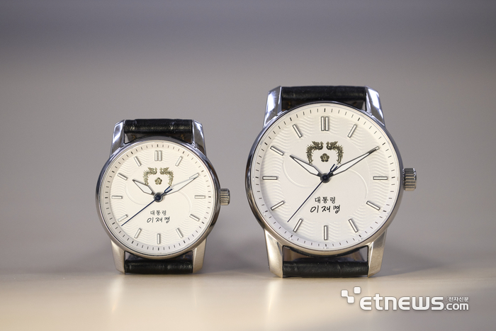 대통령실이 5일 공개한 이재명 시계 앞모습. [대통령실]