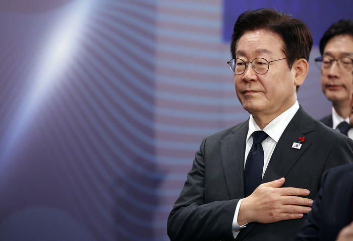 이재명 대통령, 충남에서 타운홀미팅      (천안=연합뉴스) 김도훈 기자 = 이재명 대통령이 5일 충남 천안시 한국기술교육대학교에서 열린 '충남의 마음을 듣다' 타운홀미팅 간담회에서 국민의례를 하고 있다. 2025.12.5     superdoo82@yna.co.kr (끝)