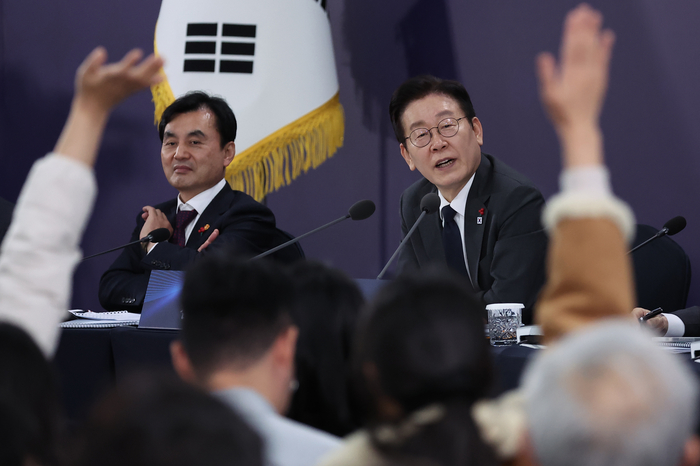 발언권 요청받는 이재명 대통령     (천안=연합뉴스) 김도훈 기자 = 이재명 대통령이 5일 충남 천안시 한국기술교육대학교에서 열린 '충남의 마음을 듣다' 타운홀미팅에서 참석자들의 발언권 요청을 받고 있다. 2025.12.5     superdoo82@yna.co.kr (끝)