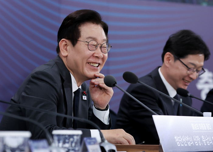 이재명 대통령, 충남 타운홀미팅 마무리 발언     (천안=연합뉴스) 김도훈 기자 = 이재명 대통령이 5일 충남 천안시 한국기술교육대학교에서 열린 '충남의 마음을 듣다' 타운홀미팅 간담회에서 마무리 발언하고 있다. 2025.12.5     superdoo82@yna.co.kr (끝)