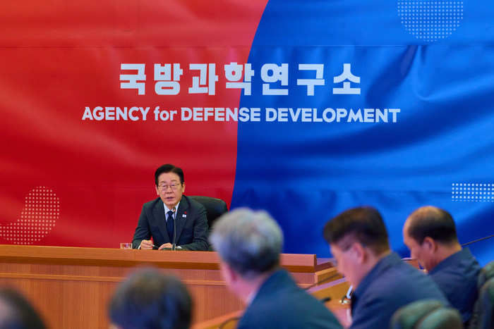 이재명 대통령, 국방과학연구소 방문     (서울=연합뉴스) 이재명 대통령이 5일 대전 국방과학연구소(ADD)를 방문해 격려 발언을 하고 있다.     이 대통령은 ADD의 미사일 연구시설 등 핵심 시설을 점검하며 연구개발 현황과 성과를 보고 받았다. 2025.12.5 [대통령실 제공. 재판매 및 DB 금지]     photo@yna.co.kr (끝)