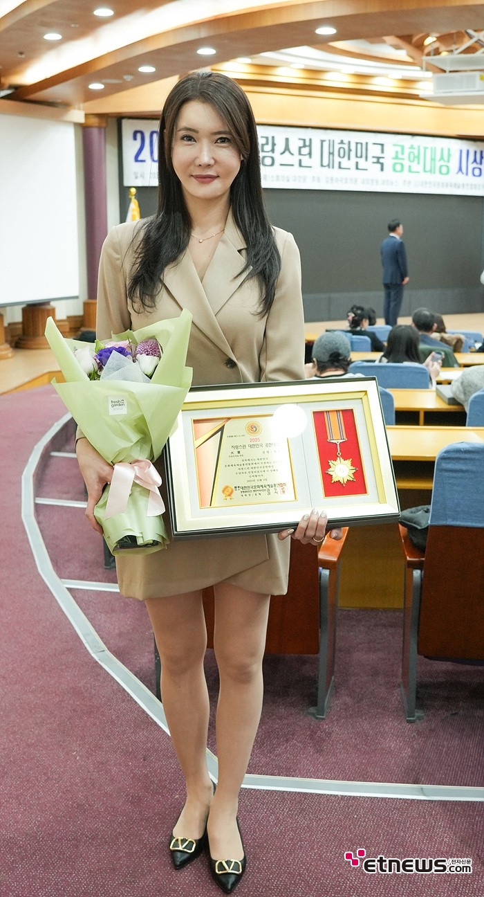 [ET포토] 정은주 '2025 자랑스런 대한민국 공헌대상 트로트가요 부문 대상 수상'