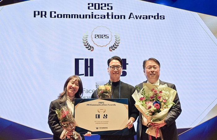 (왼쪽부터)유선욱 한국PR학회장, 정광용 SK텔레콤 매니저, 권영상 SK텔레콤 Comm지원실장
