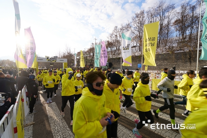 카카오페이가 '션과함께'와 6일 경기 하남시 미사경정공원에서 '카카오페이 롱런 2025' 기부 마라톤을 개최했다. 달리기를 뛰는 모습.