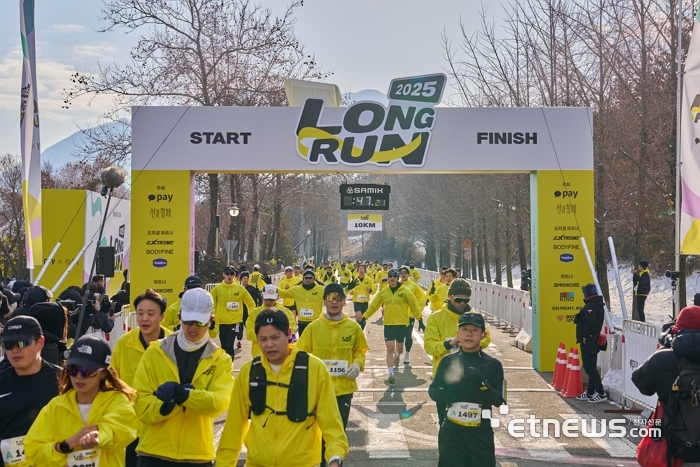 카카오페이가 '션과함께'와 6일 경기 하남시 미사경정공원에서 '카카오페이 롱런 2025' 기부 마라톤을 개최했다. 러너들이 피니쉬 라인을 지나가는 모습.