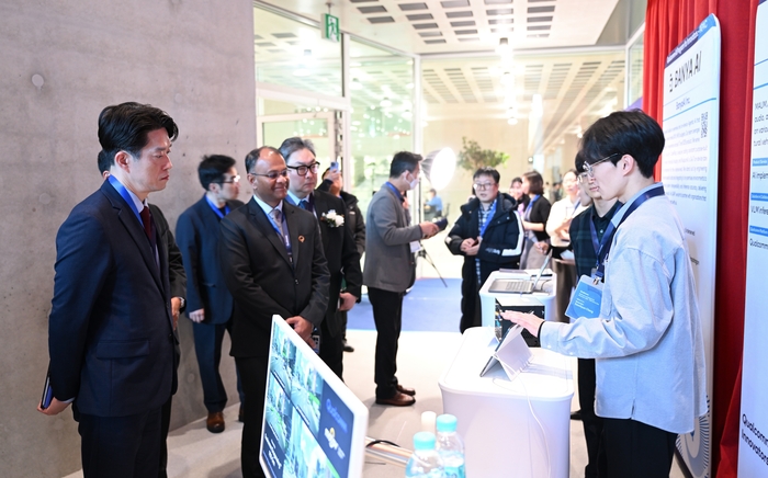 (왼쪽부터)노용석 중소벤처기업부 제1차관, 수딥토 로이 퀄컴 본사 부사장, 권오형 퀄컴  APAC 대표가 데모데이에 참여한 AI 스타트업 부스를 둘러보고 있다. (사진=퀄컴 공동취재단)