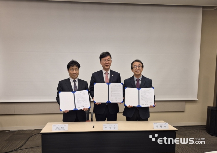 이민근 안산시장(가운데)이 5일 일본 미쓰비시일렉트릭의 한국 법인인 한국미쓰비시전기오토메이션과 로봇직업교육센터 공동 협력사업 추진을 위한 업무협약을 체결하고 기념 촬영했다.