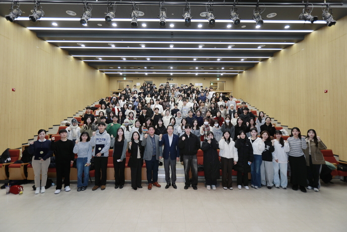 가천대가 해외파견에 앞서 지난 4일 대학 가천관에서 장학증 수여식을 개최하고 기념사진을 촬영하고 있다.(사진=가천대)