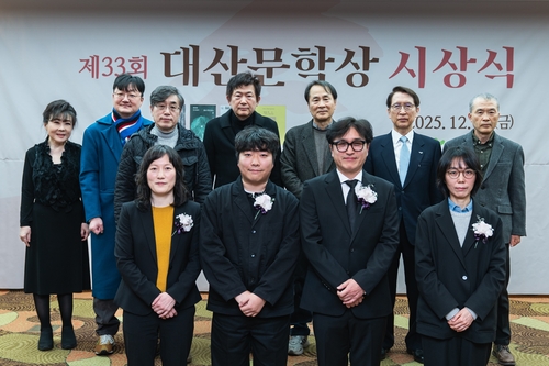 5일 서울 중구 프레지던트호텔에서 열린 '제33회 대산문학상 시상식'에서 신창재 대산문화재단 이사장(교보생명 대표이사 겸 이사회 의장)과 대산문학상 수상자 및 관계자들이 기념촬영을 하고 있다. (앞줄 왼쪽부터)수상자 김지영 번역가, 주은길 극작가, 이기호 소설가, 신해욱 시인, (뒷줄 왼쪽부터)심사위원 정이화 성신여대 교수(번역 부문), 오은 시인(시 부문), 조만수 충북대 교수(희곡 부문), 남진우 명지대 교수(시 부문), 이승우 소설가(소설 부문), 신창재 이사장, 김기택 시인(사진=교보생명)