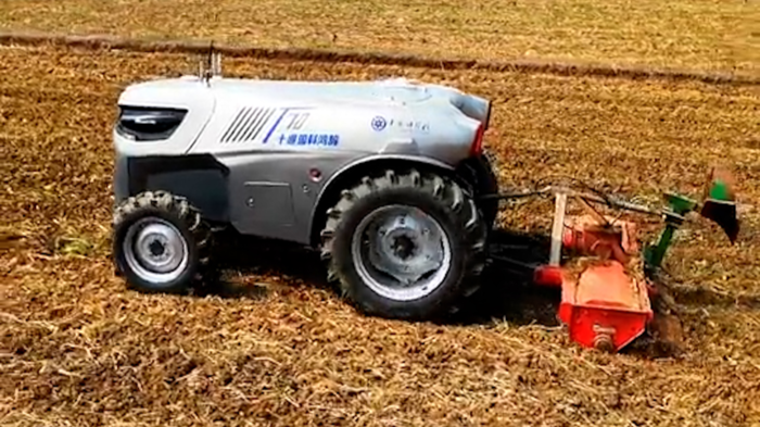 사람 없이 밭 가는 '무인 전기 트랙터'…中 농촌서 실전 투입