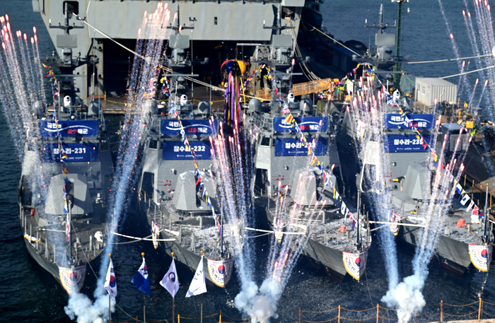 국산 신형고속정 4척의 통합진수식. HJ중공업