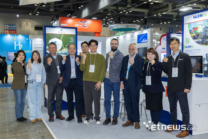 일산 킨텍스에서 열린 월드 하이드로젠 엑스포 2025에 참가한 영국기업과 한국 관계자들이 기념촬영했다.