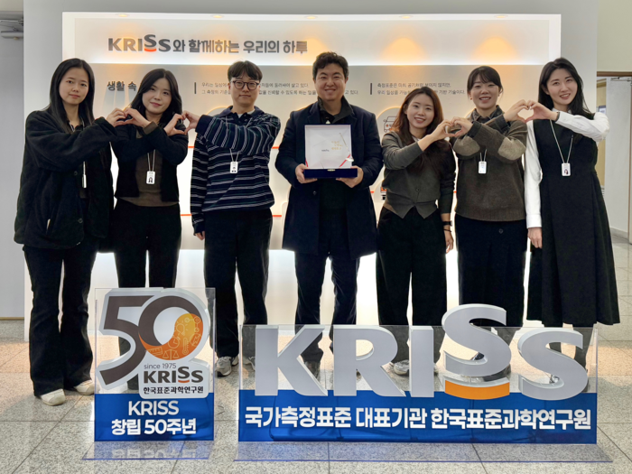 한국표준과학연구원 홍보실. 왼쪽부터 권혜진 행정원, 성은경 위촉사무지원원, 이윤희 행정원, 황인용 실장, 배은혜 위촉행정원, 안성은 위촉행정원, 배윤정 행정원.