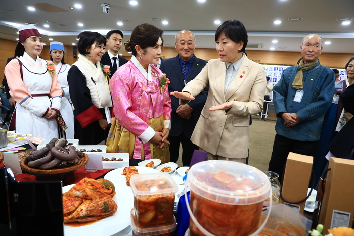 농림축산식품부가 올해 전통식품 분야에서 활동하는 장인을 새로 발굴해 식품명인 7명을 지정했다. 송미령 농식품부 장관이 지정서 수여식에서 수상자들과 이야기를 나누고 있다. (사진-농림축산식품부)