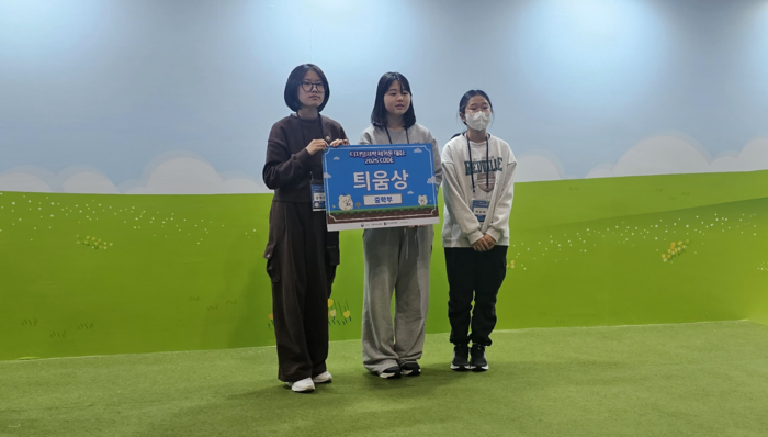 테크빌교육 디지털새싹 사업에 참여하고 있는 전남 영암군의 '그린퓨처전남' 팀이 디지털새싹 해커톤 대회 '2025 CODE'에서 틔움상을 수상했다. (사진=테크빌교육)
