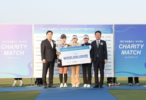 박현경(왼쪽 두 번째부터), 배소현, 이예원 프로. 〈사진=백송홀딩스·부산일보 채리티 매치 조직위원회 〉