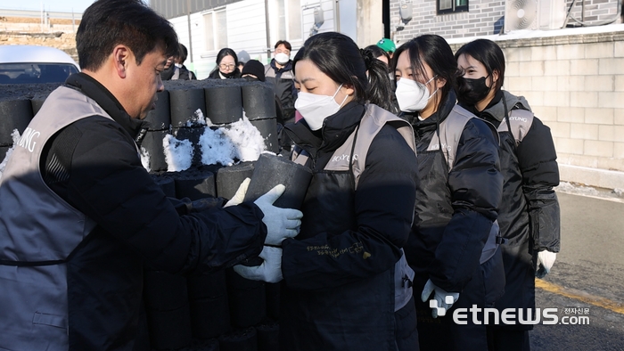 보령 임직원들이 의정부시  호원동에서 연탄나눔 봉사활동을 진행하고 있다.