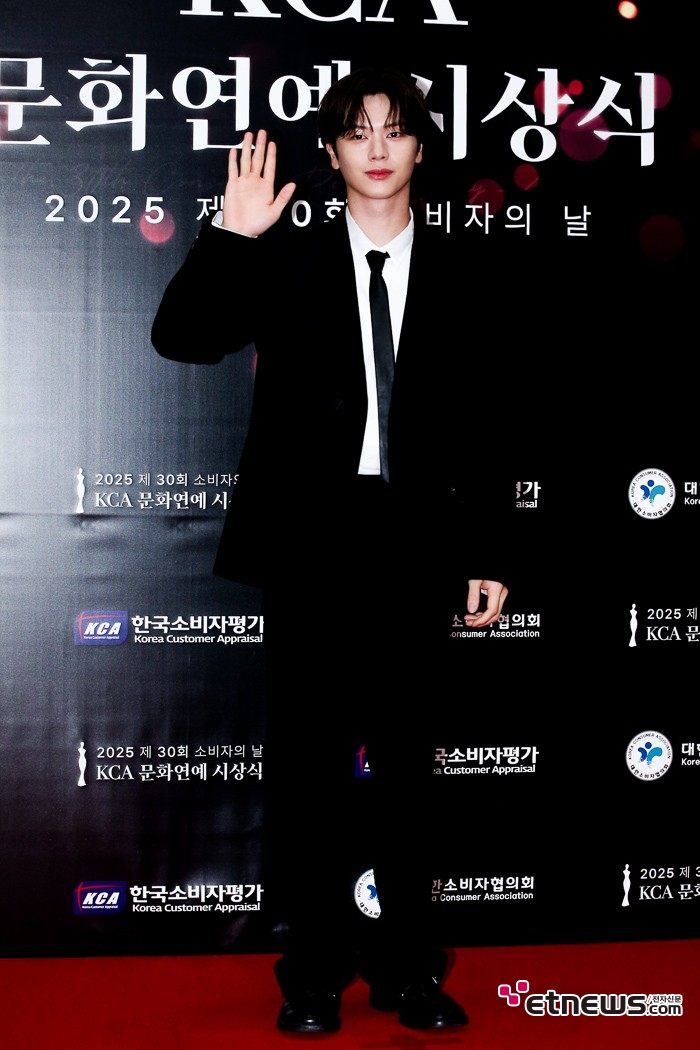 [ET포토] 육성재, '슬림해도 우월한 피지컬'