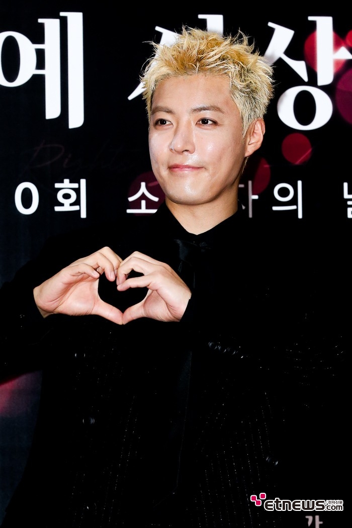 [ET포토] 강남, '박력있게 하트'