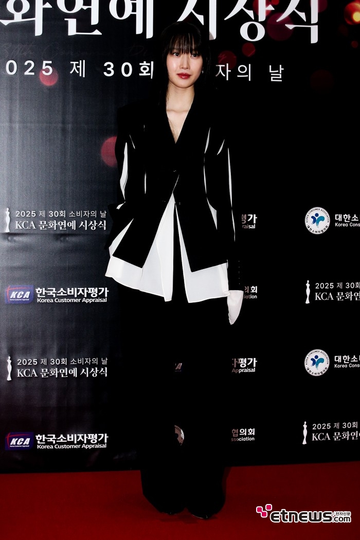 [ET포토] 문가영, '블랙에 화이트로 포인트 주고'