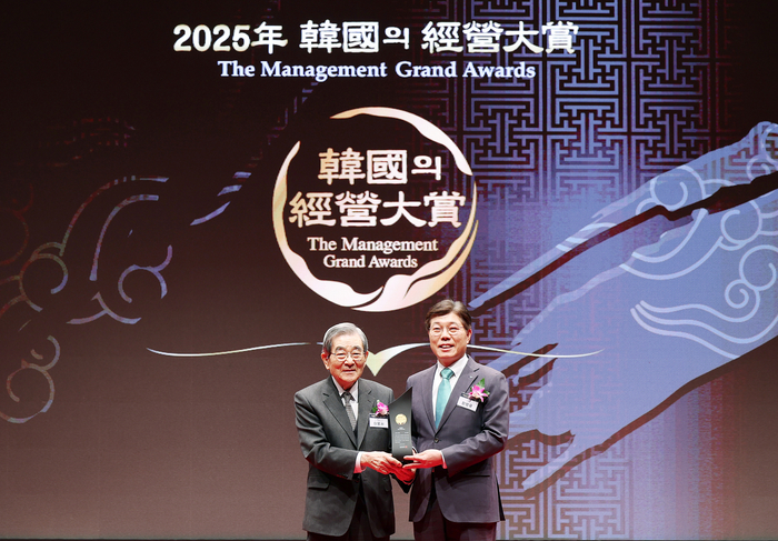 9일 서울 신라호텔에서 개최된 '2025 한귝의경영대상' 시상식에서 황병우 iM뱅크행장(오른쪽)이 최고경영자상 수상 후 기념촬영을 하고 있다.