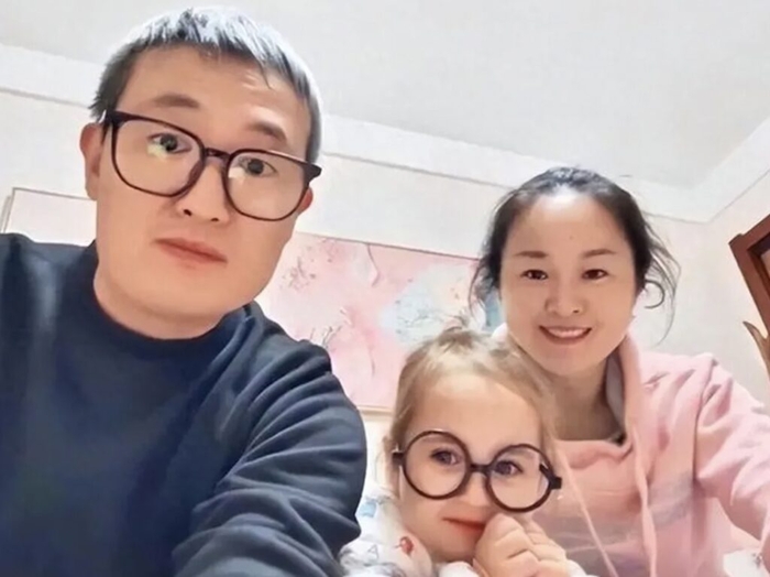 중국 장쑤성에 거주하는 양씨 부부와 딸 궈장. 격세유전으로 인해 딸만 금발에 푸른눈을 가진 모습. 사진=웨이보 캡처