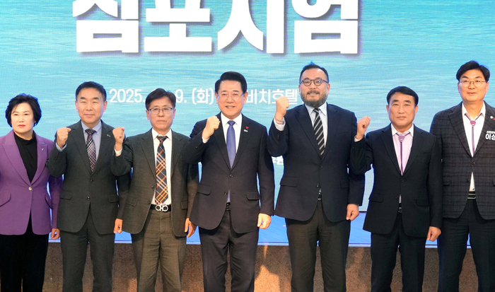 김영록 전남도지사가 9일 목포 신안비치호텔에서 열린 '해상풍력사업 국민 100조 펀드 도약 심포지엄'행사에 참석해 주요내빈들과 기념촬영을 하고 있다.